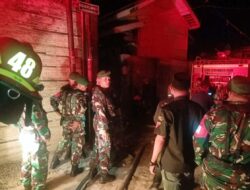 Babinsa Beserta Jajaran Koramil Kodim 0410/Kota Bandar Lampung Bantu Menangani Kebakaran di Bumi Waras