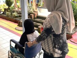 Petugas Lapas Muara Tebo Tunjukkan Pelayanan Humanis, Sigap Bantu Keluarga Warga Binaan Gunakan Kursi Roda