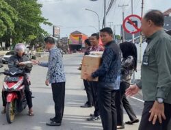 Tebar Kepedulian Jumat Berkah, Kalapas Gowim Mahali Beserta Jajaran Bagikan Nasi Kotak untuk Masyarakat Sekitar