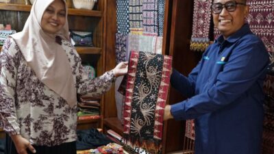 PLN UID Lampung Salurkan Bantuan untuk UMKM Qinan Tapis Pringsewu untuk Dorong Pelestarian Wastra Lampung dan Pertumbuhan Ekonomi Lokal