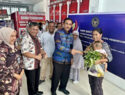 Semangat Pengabdian di Hari Bhakti, Kakanwil Maizar Didampingi Kalapas Narkotika Rumbai Salurkan Sembako dan Cek Kesehatan Gratis