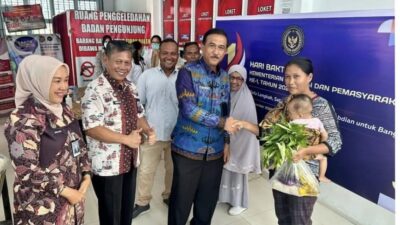 Semangat Pengabdian di Hari Bhakti, Kakanwil Maizar Didampingi Kalapas Narkotika Rumbai Salurkan Sembako dan Cek Kesehatan Gratis