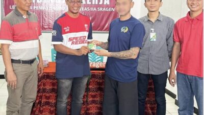 Perkuat Perlindungan Pekerja, Lapas Sragen Serahkan Kartu BPJS Ketenagakerjaan Kepada Warga Binaan