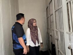 Kalapas Ike Rahmawati Didampingi Ka KPLP Lapas Kelas I Bandar Lampung Geledah Blok Hunian Warga Binaan
