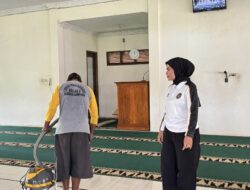Warga Binaan dan Pegawai Kalapas Kelas I Bandar Lampung Pimpin Korve Bersihkan Masjid Ornamen As-Salam