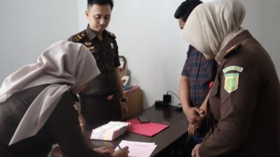 Kejari Lampung Selatan Terima Pembayaran Denda Kasus Pemalsuan Ijazah Oknum Anggota DPRD