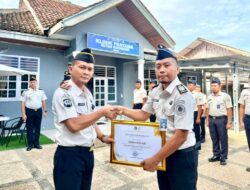 Gelar Apel, Rutan Sukadana Sematkan Tanda Kenaikan Pangkat bagi 13 Pegawai dan Serahkan Penghargaan Pegawai Teladan TW I