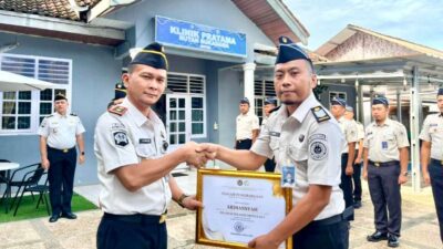 Gelar Apel, Rutan Sukadana Sematkan Tanda Kenaikan Pangkat bagi 13 Pegawai dan Serahkan Penghargaan Pegawai Teladan TW I