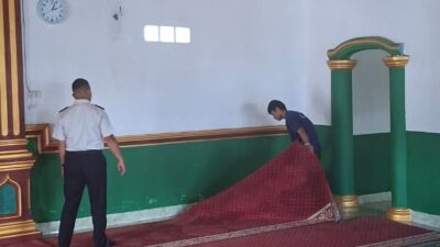 Semarak Hari Bhakti Pemasyarakatan ke-62, Lapas Kotaagung Gelar Bakti Sosial Bersih-Bersih Masjid