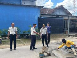 Bermanfaat untuk Masyarakat, Petugas dan Warga Binaan Lapas Narkotika Bandar Lampung Perbaiki Jalan Berlubang