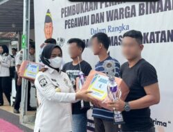 Apresiasi Prestasi Olahraga, Kalapas Kelas 1 Bandar Lampung Serahkan Piala Juara Kepada Warga Binaan