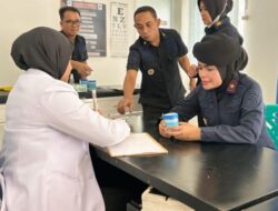 Semarak Ikrar Pemasyarakatan, Kalapas Ike Rahmawati Beserta Jajaran dan Warga Binaan Ikuti Pemeriksaan Tes Urine