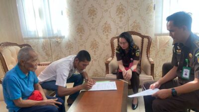 Kejari Lampung Selatan Hadirkan Keadilan yang Menyentuh Hati untuk Mbah Mujiran