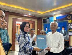 Kalapas Kelas I Bandar Lampung Serahkan Remisi Khusus Bagi Warga Binaan Usia Diatas 70 Tahun