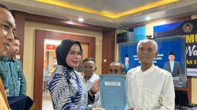 Kalapas Kelas I Bandar Lampung Serahkan Remisi Khusus Bagi Warga Binaan Usia Diatas 70 Tahun