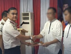 Kalapas Kelas lIA Jambi Serahkan Remisi Hari Raya Waisak Kepada Enam Napi Sebagai Bentuk Apresiasi Bukti Perubahan Diri