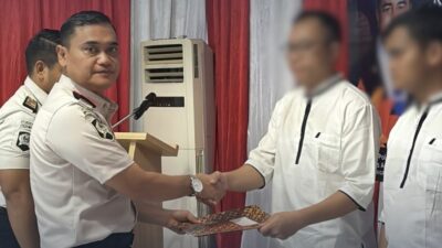 Kalapas Kelas lIA Jambi Serahkan Remisi Hari Raya Waisak Kepada Enam Napi Sebagai Bentuk Apresiasi Bukti Perubahan Diri