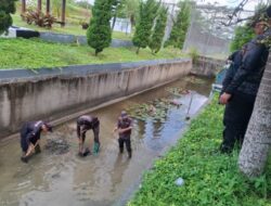 Wujud Kepedulian Lingkungan, Lapas Karanganyar Gelar Kerja Bakti Pembersihan Kanal