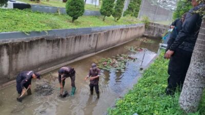 Wujud Kepedulian Lingkungan, Lapas Karanganyar Gelar Kerja Bakti Pembersihan Kanal