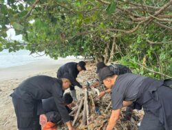 Semangat Gotong Royong, Kalapas Bersama Pegawai dan PPNPN Lapas Karanganyar Bersihkan Pantai dan Benahi Fasilitas Umum