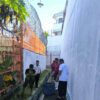 Petugas Lapas Ampana Bersama Warga Binaan Bersihkan Area Kontrol Pagar Branggang