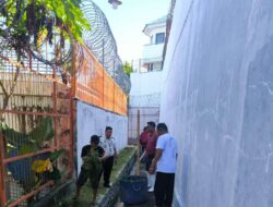 Petugas Lapas Ampana Bersama Warga Binaan Bersihkan Area Kontrol Pagar Branggang
