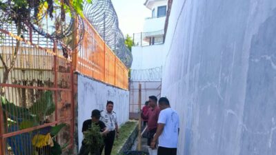 Petugas Lapas Ampana Bersama Warga Binaan Bersihkan Area Kontrol Pagar Branggang