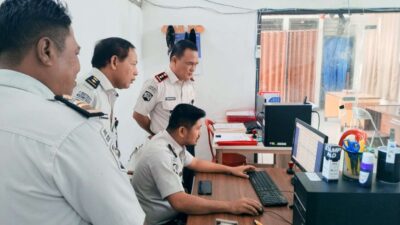 Tingkatkan Tertib Administrasi Berbasis Digital, Kepala Lapas Ampana Tinjau Pemutahiram Data Warga Binaan Melalui Aplikasi SDP