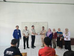PKBM Kader Bangsa Serahkan Bantuan Buku dan Alat Tulis untuk Warga Binaan Lapas Kelas I Makassar