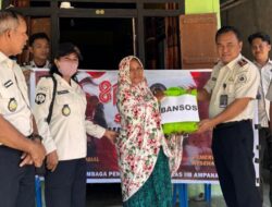 Jelang HUT Ke-81 RI, Lapas Ampana Berbagi Sembako untuk Warga Sekitar