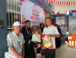 Kepala Lapas Kota Bakti Serahkan Paket Sembako Kepada Keluarga Warga Binaan