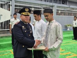 Usai Pimpin Upacara Peringatan HUT Ke-81 RI, Kepala Rutan Krui Serahkan Remisi Kepada Warga Binaan