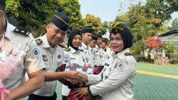 Apresiasi Kinerja dan Kekompakan, Kalapas Ike Rahmawati Serahkan Hadiah Lomba Kemerdekaan Antarpetugas
