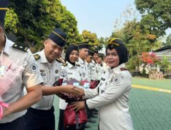 Apresiasi Kinerja dan Kekompakan, Kalapas Ike Rahmawati Serahkan Hadiah Lomba Kemerdekaan Antarpetugas