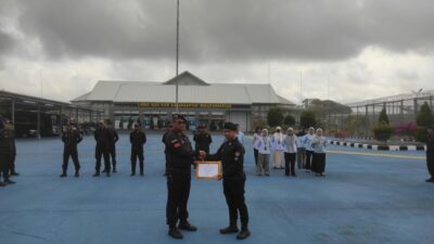 Kelapas Pimpin Apel Pagi, Karupam II Septian Sumarno Dianugerahi Pegawai Teladan