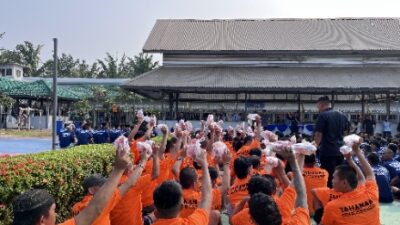 Rutan Kelas IIB Menggala Bagikan Peralatan Mandi dan Pakaian, Sekaligus Sosialisasikan Bank Sampah Kepada Warga Binaan