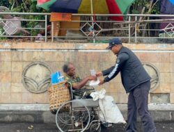 Perkuat Kepedulian dan Kebersamaan, Kalapas Karanganyar Membagikan Jumat Berkah untuk Masyarakat Cilacap