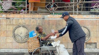 Perkuat Kepedulian dan Kebersamaan, Kalapas Karanganyar Membagikan Jumat Berkah untuk Masyarakat Cilacap