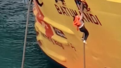 Aksi Heroik ! Prajurit Jawara Brigif 4 Marinir/BS Selamatman Seorang Anak Saat Kebakaran KMP Batumandi