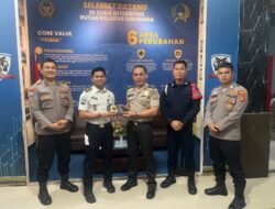 Kolaborasi Pengamanan, Rutan Sukadana Terima Bantuan Satu Unit Senter dari Satbinmas Polres Lampung Timur