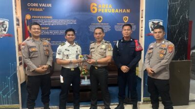 Kolaborasi Pengamanan, Rutan Sukadana Terima Bantuan Satu Unit Senter dari Satbinmas Polres Lampung Timur