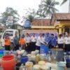Kalapas Karanganyar Bersama Kepala UPT Pemasyarakatan Nusakambangan-Cilacap Salurkan Bansos 100 Tangki Air Bersih dan 150 Paket Sembako untuk Warga Jeruklegi